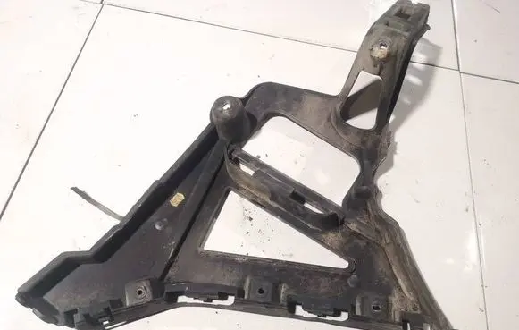 Rear bumper mounting bracket