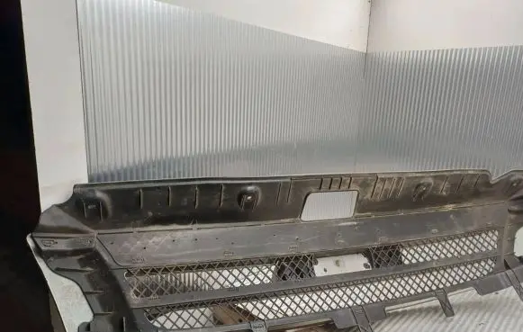 Iveco Daily 35 - 40.10 Front grill 1083082