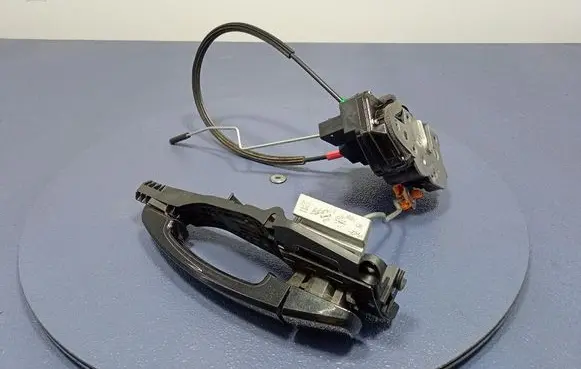 Opel Zafira C Rear door lock 13579557