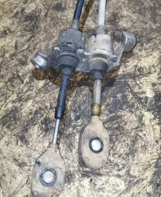 Opel Astra H Gear shift cable linkage 13110708