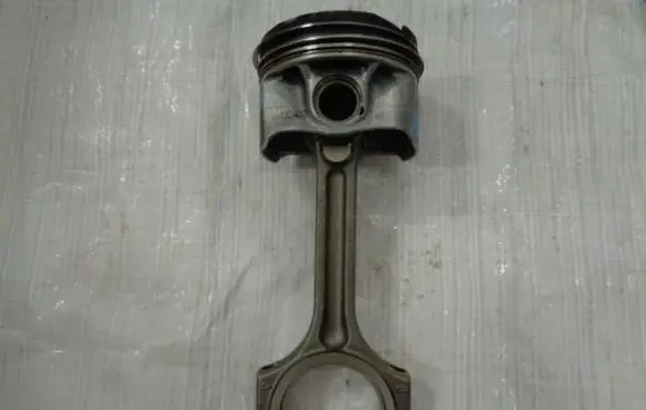 Renault Clio IV Piston with connecting rod