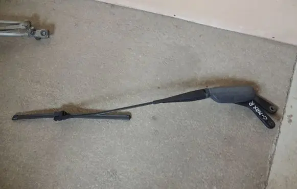 Ford C-MAX I Front wiper blade arm 4728