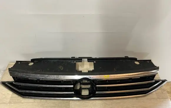Volkswagen PASSAT B8 Front bumper upper radiator grill 3G0853653