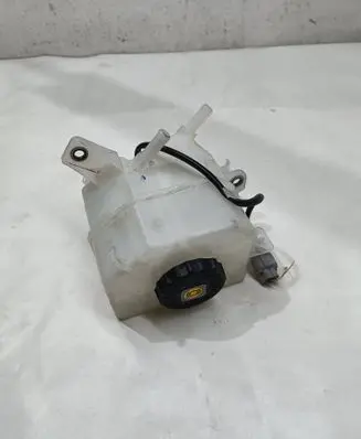 Toyota RAV 4 (XA40) Brake fluid reservoir 7L20