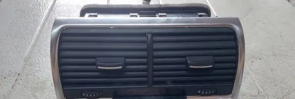 Audi Q7 4L Dash center air vent grill
