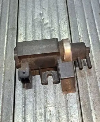BMW 5 E39 Turbo solenoid valve 72279600 2247906 02T182