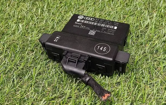 Audi TT TTS Mk2 Gateway control module 1K0907530L 1K0907951