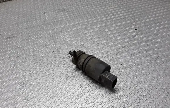 Volkswagen PASSAT B5.5 Windscreen/windshield washer pump