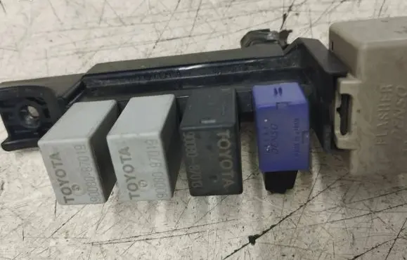 Toyota Avensis T250 Fuse module E11020100 128785