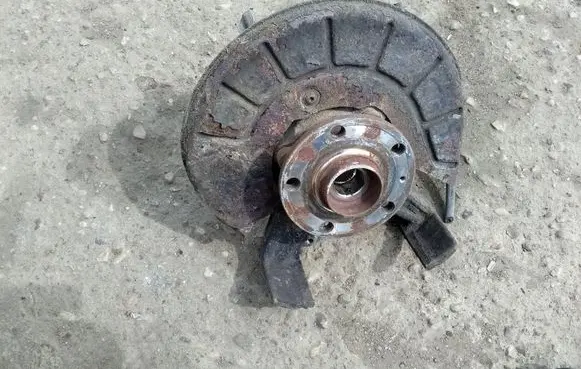 Volkswagen Golf V Front wheel hub spindle knuckle