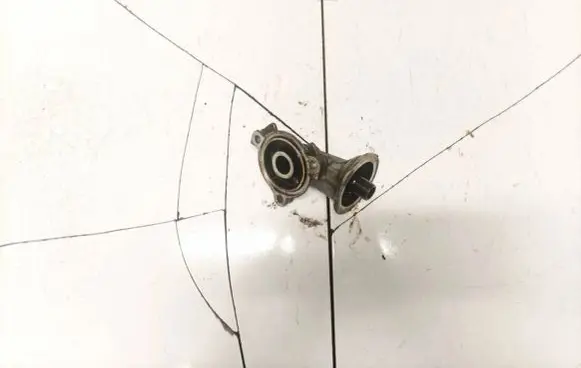 Suzuki SX4 Oil filter mounting bracket