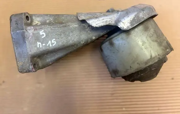 Engine mounting bracket