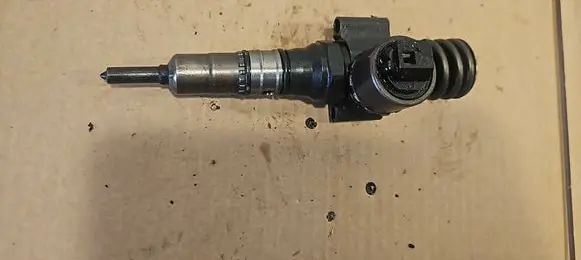 Volkswagen PASSAT B6 Fuel injector 03G130073G