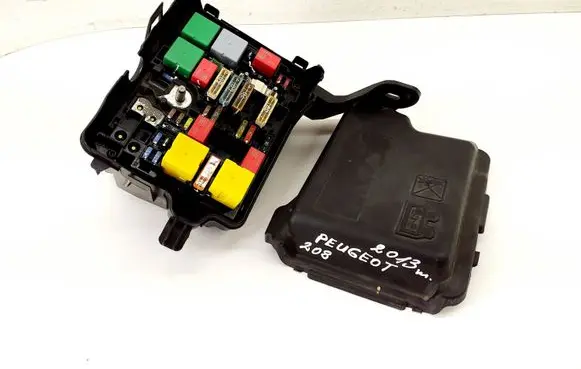 Peugeot 208 Fuse box set 9671924480