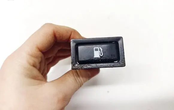 Toyota Avensis T250 Fuel tank opening switch 156795
