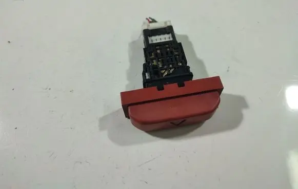 Nissan X-Trail T30 Hazard light switch 06016