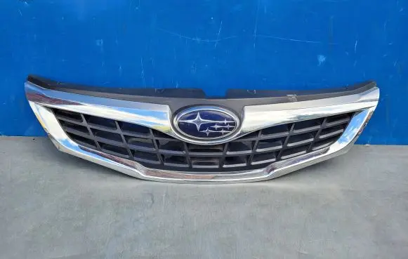 Subaru Impreza III Front bumper upper radiator grill