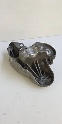 Engine mounting bracket