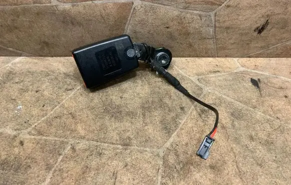 BMW 2 F46 Rear seatbelt buckle 7388591