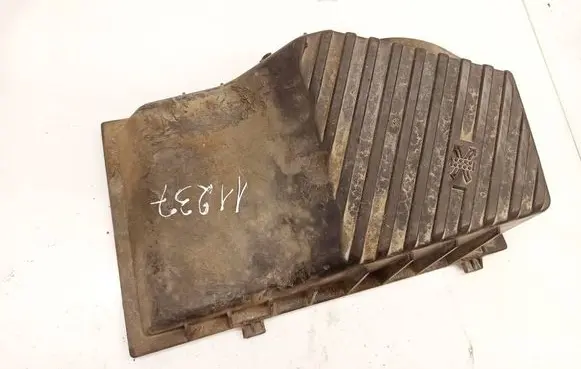 Volkswagen PASSAT B4 Air filter box 191129620