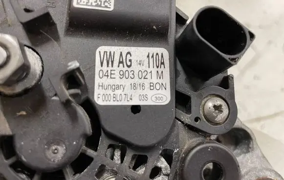 Volkswagen Polo IV 9N3 Generator/alternator 04E903021M F000BL07L4
