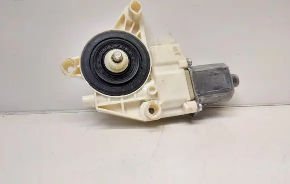 Mercedes-Benz C W204 Front door window regulator motor A2048200242