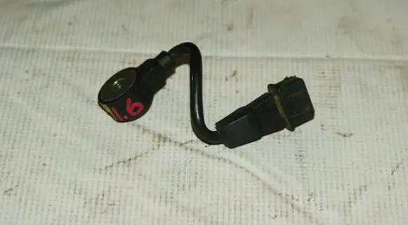 Volkswagen PASSAT B5 Detonation knock sensor KS106A905377