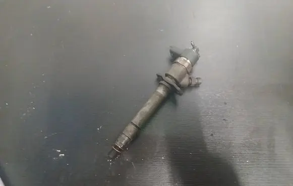 Volvo V70 Fuel injector 8658351