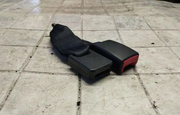 Mazda 3 I Rear seatbelt buckle