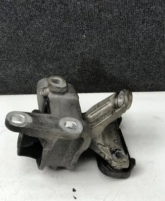 Honda CR-V Engine mount bracket