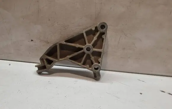 Engine mounting bracket