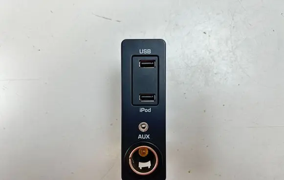 Land Rover Evoque I USB socket connector AW9319C166AA