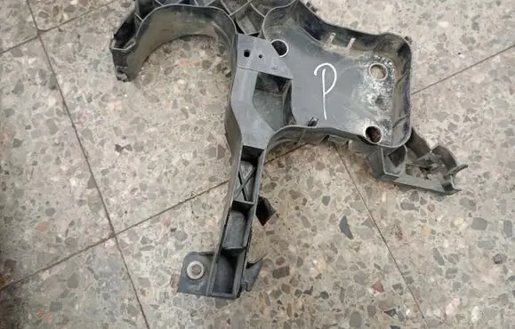 Renault Megane II Front bumper mounting bracket