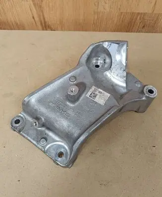 Mercedes-Benz C AMG W205 Engine mounting bracket A1772231300