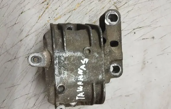Volkswagen Touran I Engine mount bracket 1K0199262