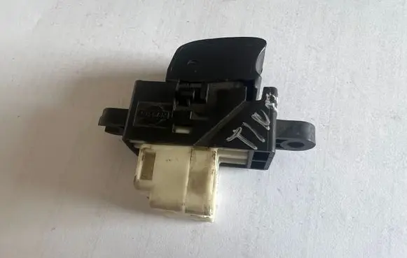 Nissan Almera Tino Electric window control switch