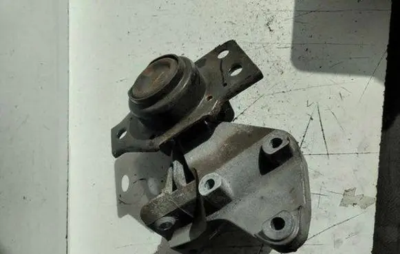 Nissan Qashqai Engine mount bracket