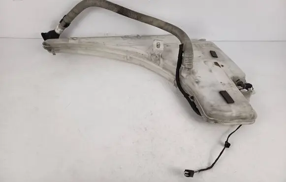 BMW 1 E82 E88 Windshield washer fluid reservoir/tank 7068996 7068998 7117842