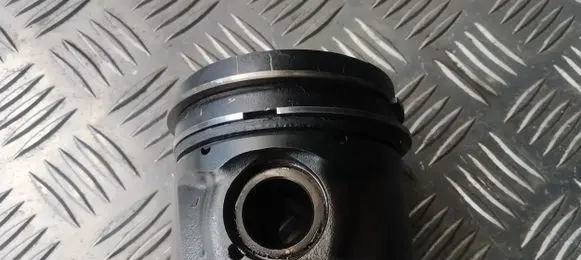 Peugeot 407 Piston 1LVD3 5R8QAC