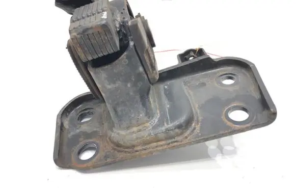 Engine mount vacuum valve
