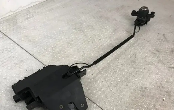 BMW 3 E46 Tailgate lock latch 8196401