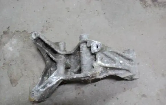 Volkswagen Crafter A/C compressor mount bracket 076260885