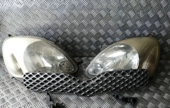 Toyota Yaris Headlights/headlamps set 0842352120 5310152130