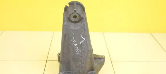 Mercedes-Benz C W204 Engine mounting bracket A2712231904 271950