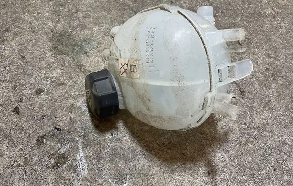 Citroen C4 III e-C4 Coolant expansion tank/reservoir 9824198680 9824316180