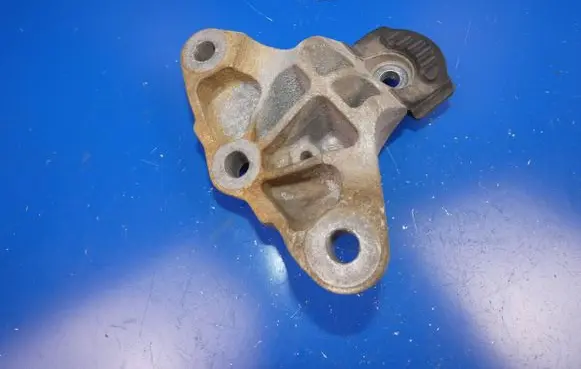 Volvo S60 Engine mounting bracket