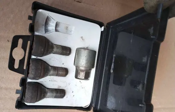 Opel Signum Anti-theft wheel nuts and lock 