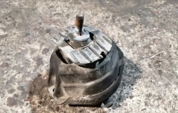 BMW 5 E60 E61 Engine mount bracket