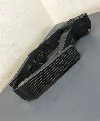 Mercedes-Benz CLS C219 Accelerator throttle pedal A2113000504