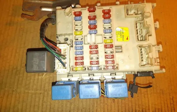 Nissan Almera N16 Fuse module 243505M310 0514041 0498
